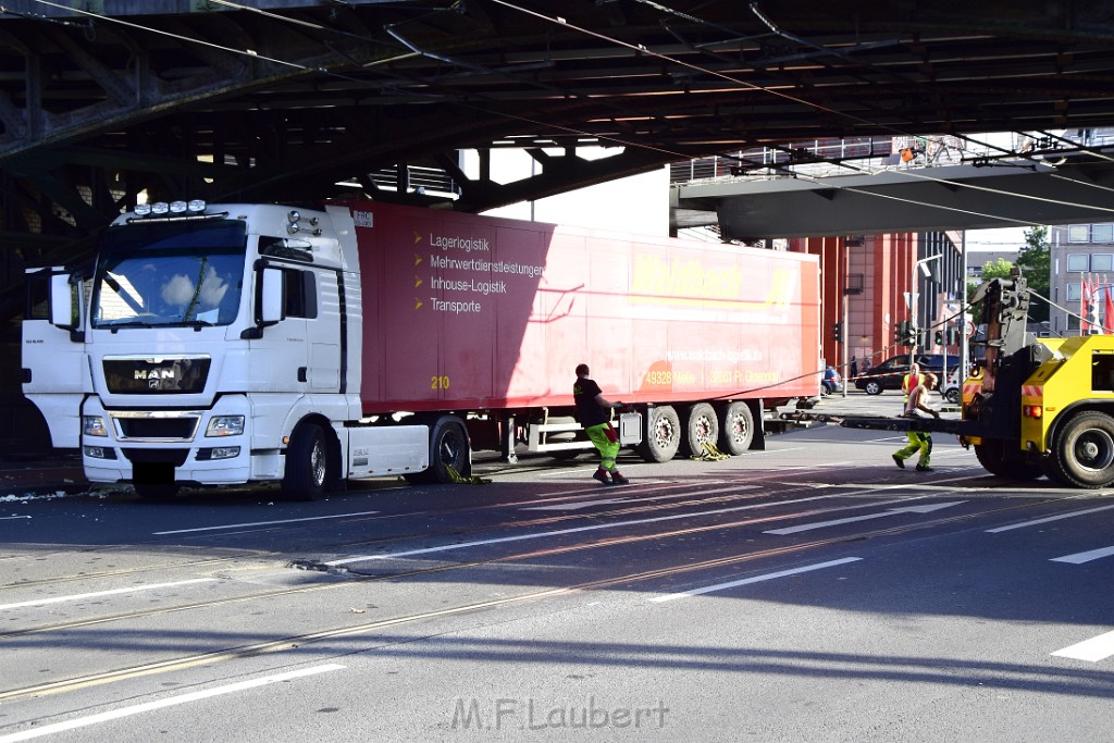 LKW blieb unter Bruecke haengen Koeln Deutz Opladenerstr Deutz Muelheimerstr P076.JPG - Miklos Laubert